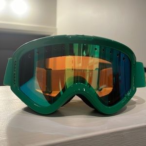 Anon. Children’s ski googles, NWOT. Green frame w/ shield. No scratch’s.